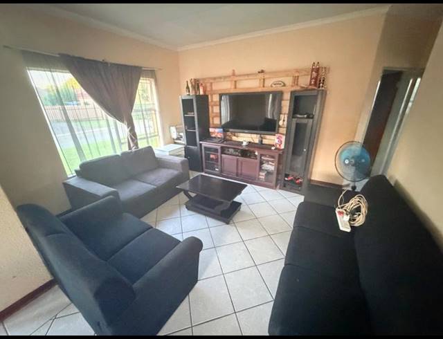 2 BEDROOM TOWNHOUSE FOR SALE IN VANDERBIJLPARK CE 2